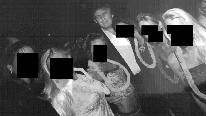 斜めに撮影された白黒写真。トランプ氏を中心に、顔を黒塗りされた女性たちが並んでいる。トランプ氏の隣の女性は腹部があらわなタンクトップを着て、トランプ氏はその人の腰に手をまわしている