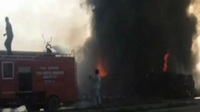 Пакистанская радиостанция выложила в "Твиттере" фотографию пожара