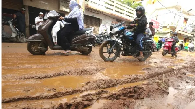 भारत में बहुत सी सड़कों की तो देखभाल भी नहीं होती