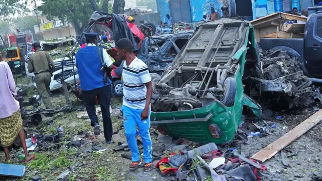 Ledakan pertama akibat bom mobil di depan sebuah hotel di Mogadishu. Kelompok militan kemudian menyerbu hotel tersebut.