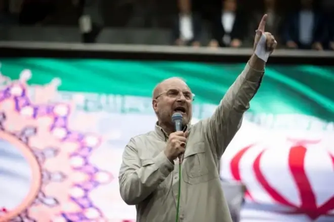 Hoton Qalibaf rike da abin magana ya daga hannu yana nuna yatsa