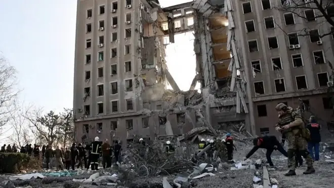 لحظة سقوط صاروخ على مبنى حكومي بأوكرانيا