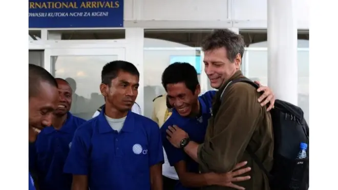 mabaharia hao wakionesha furaha baada ya kuachiwa