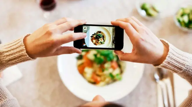 Media sosial membuat orang-orang mudah mengkurasi dan membagikan aspek kehidupan mereka agar sesuai dengan pencitraan yang ingin mereka proyeksikan.