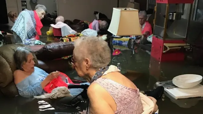 Las lluvias de la tormenta Harvey inundaron una residencia de ancianos en Dickinson, Texas.