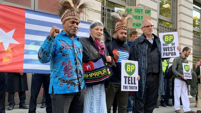 Pemimpin gerakan Persatuan Pembebasan Papua Barat (ULMWP) Benny Wenda bersama perancang busana Vivienne Westwood mengikuti demonstrasi isu lingkungan hidup di depan markas besar perusahaan minyak BP di London, Inggris pada tanggal 18 Oktober 2019.