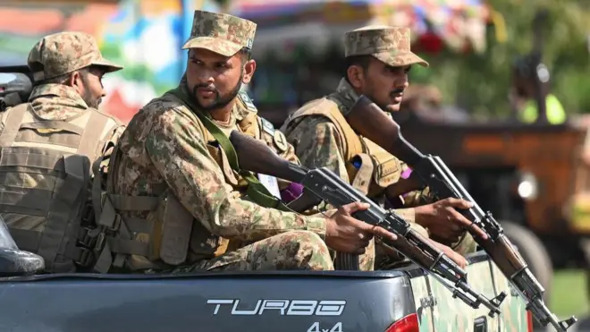 इस्लामाबाद में गश्त लगाते सैनिक