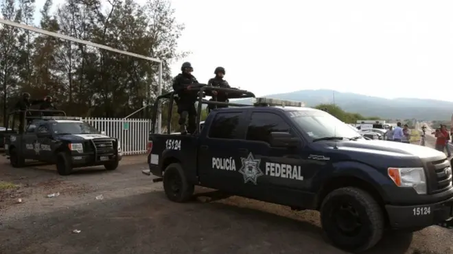 Dos policías en una camioneta de la institución.