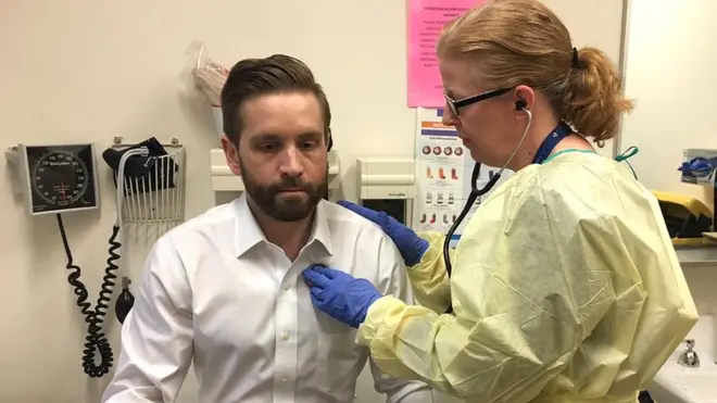 La doctora Anne Stephenson escucha el latido del corazón del paciente Erick Bauer.