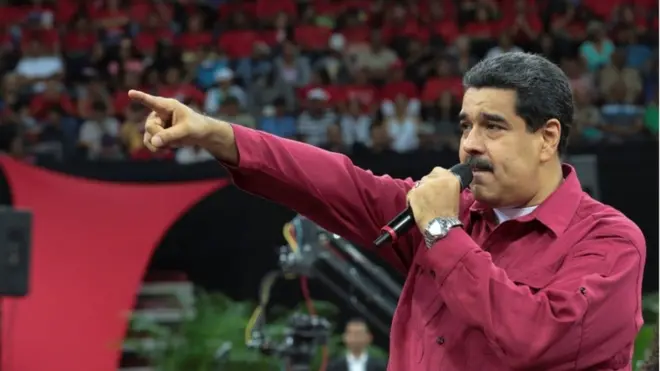 El presidente venezolano amenazó con tomar las armas si el país cae en la violencia.