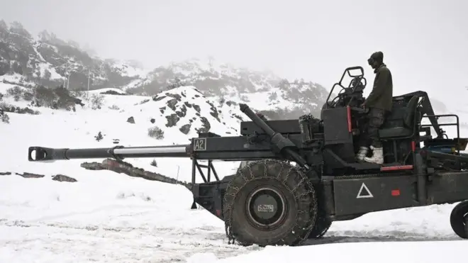 눈덮인 히말라야에 서 있는 군용 차량