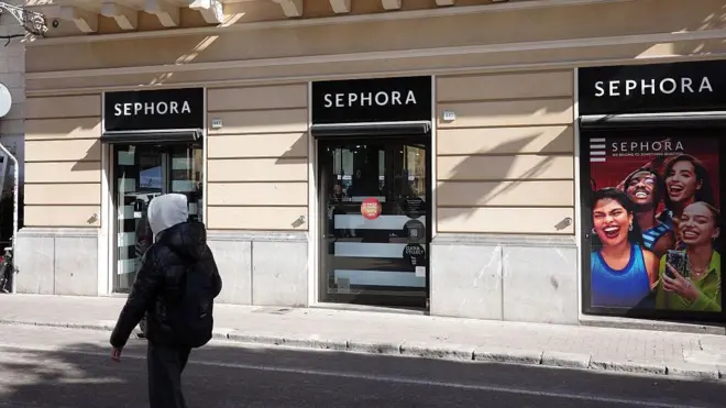 İtalya'nın Palermo kentinde, bir Sephora mağazası ve onun önünden geçen kafasında kapşon olan bir kişi. 