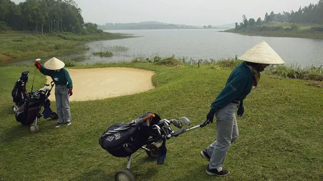 Golf là môn thể thao hạng sang cho người có tiền ở Việt Nam - hình minh họa chụp caddy, không phải khách chơi golf ở một sân golf, không phải sân Vân Trì