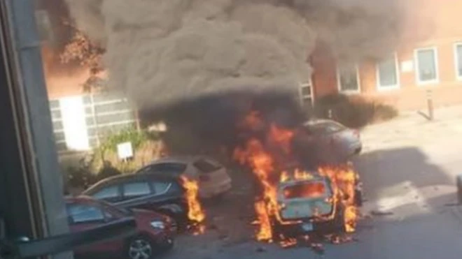 صورة لسيارة مشتعلة خارج المستشفى