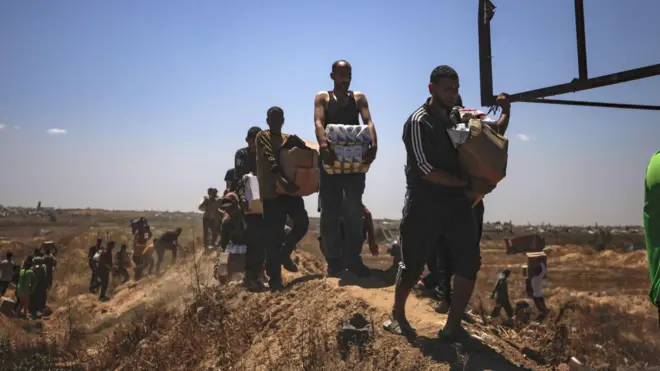 Палестинцы около центра распределения помощи в Газе