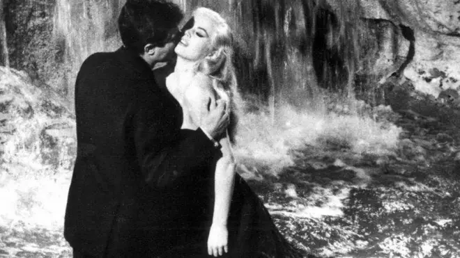 Марчелло Мастрояни и Анита Экберг в знаменитой сцене в фонтане Треви в "Сладкой жизни" Федерико Феллини