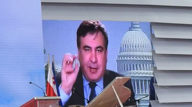 Екс-президент зв'язався із прибічниками через відеотрансляцію із Вашингтона