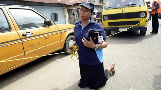 Nwaanyị na-ekpe ekpere