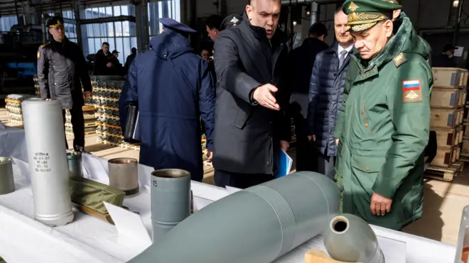 Шойгу оглядає цех з виробництва авіабомб