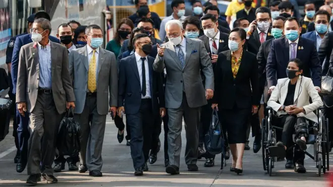 นายสุเทพ เทือกสุบรรณและจำเลยรวม 39 คน ซึ่งมีทั้งผู้ที่ดำรงตำแหน่ง ส.ส. และรัฐมนตรีในปัจจุบันเดินทางมารับฟังคำพิพากษาที่ศาลอาญาเมื่อวันที่ 24 ก.พ.