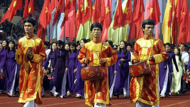 Lễ diễu hành ở Huế hồi 2005, kỷ niệm 30 năm sự kiện 30/4/1975
