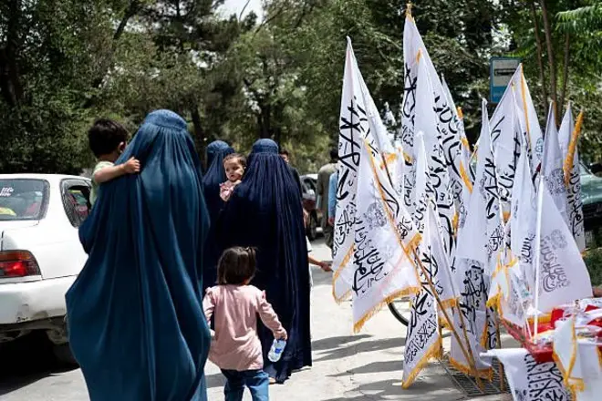 افغانستان کې ښځې د طالبانو د بیرغونو له څنګه تېرېږي