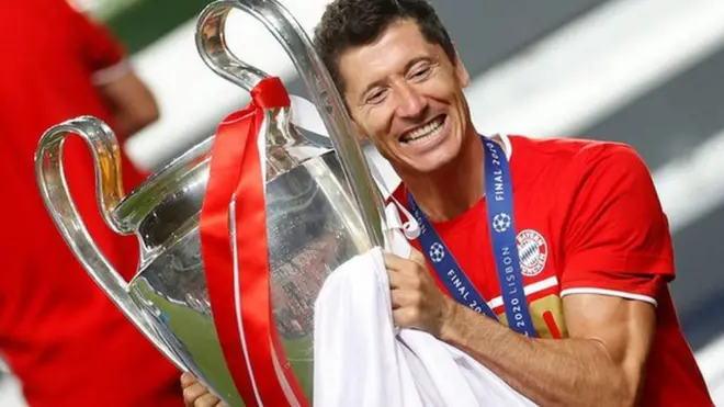 تعد هذه هي المرة الأولى التي يفوز فيها ليفاندوفسكي بالجائزة، التي تذهب عادة إلى ميسي أو رونالدو