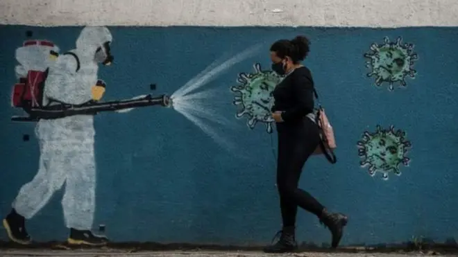 Көчөдө басып бара жаткан кыз