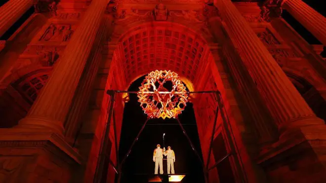 Факелоносцы Дебора Компаньони и Альберто Томба зажигают олимпийскую чашу во время церемонии открытия зимних Олимпийских игр «Милан — Кортина 2026» на стадионе «Сан‑Сиро» 6 февраля 2026 года в Милане, Италия.