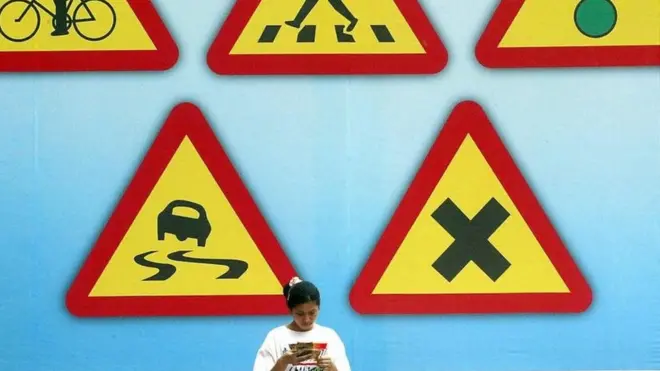 운전자 경고 앞 한 여자