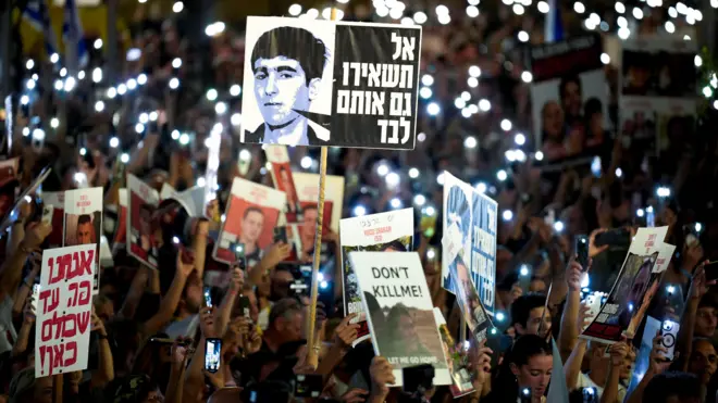 صورة رون أراد خلال مظاهرات أهالي الرهائن الإسرائيليين لدى حركة حماس 11-11-2023