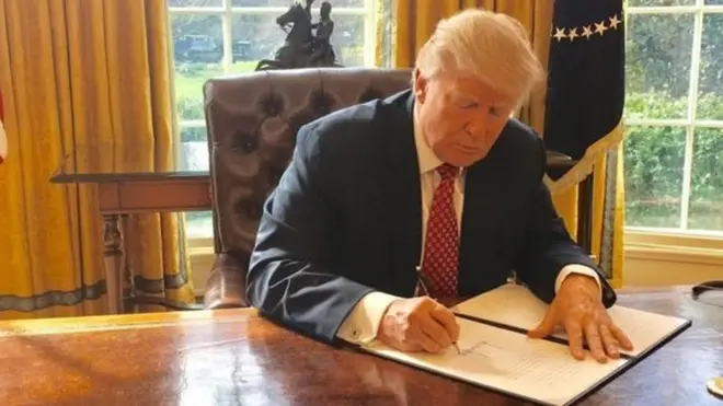 أصدر البيت الأبيض صورة للرئيس الأمريكي دونالد ترامب وهو يوقع الأمر المعدل