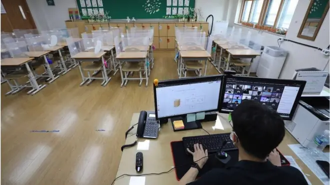 거리두기 4단계에 따라 비대면 수업을 시작하는 학교들