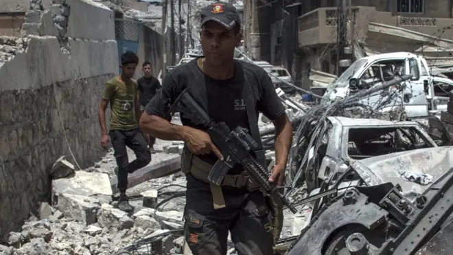 القوات العراقية تقول إنها أحرزت بعض التقدم صوب استعادة البلدة القديمة