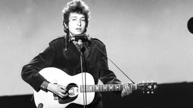 باب دیلن موسیقی فولک آمریکایی را دگرگون کرد