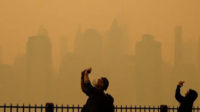 دخان ضبابي ناجم عن حرائق الغابات التي تجتاح كندا مدينة في نيويورك