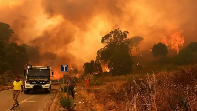 По версии полиции после того как предполагаемые мошенники устраивали поджог, они или их родственники звонили по экстренному номеру 115 (фото архивное)