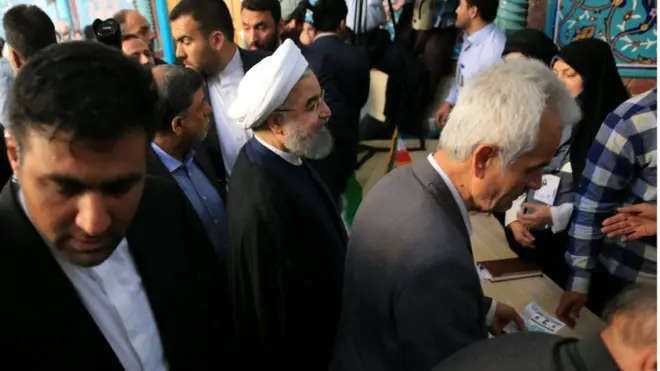Ông Rouhani (giữa) bỏ phiếu tại thủ đô Tehran