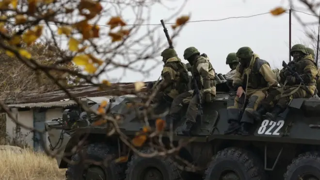 Сотрудники ФСБ, по их словам, изъяли у задержанных взрывные устройства, оружие и боеприпасы