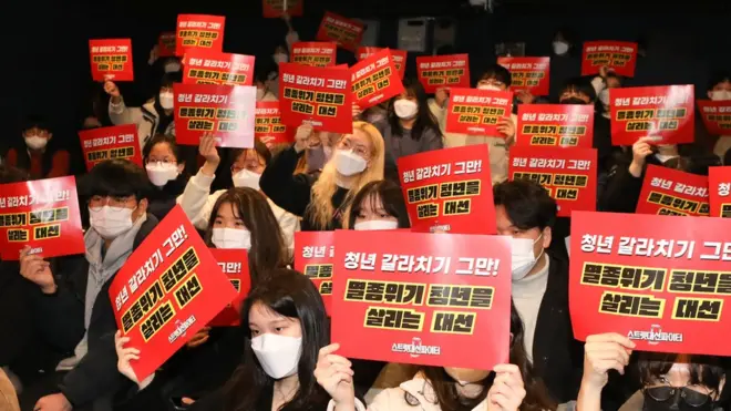 지난 2월 2022 대선대응 청년행동 '대선 비상선언'에서 대선후보들에게 갈라치기 중단을 요구하는 청년들