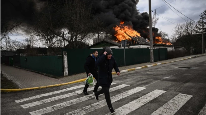 Des civils courent pour s'abriter alors qu'un missile ou un drone russe frappe une cible dans une zone civile de la région de Kiev.