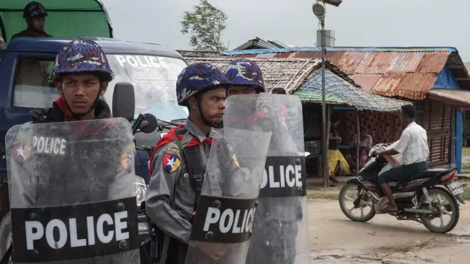 မောင်တောဒေသက ရဲတပ်ဖွဲ့ဝင်များ