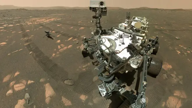 El 6 de abril, el Perseverance utilizó la cámara Watson (sensor topográfico gran angular para operaciones e ingeniería) para tomar este selfie junto al helicóptero Ingenuity. Esta foto se compone de 62 imágenes individuales que se unieron una vez enviadas a la Tierra.