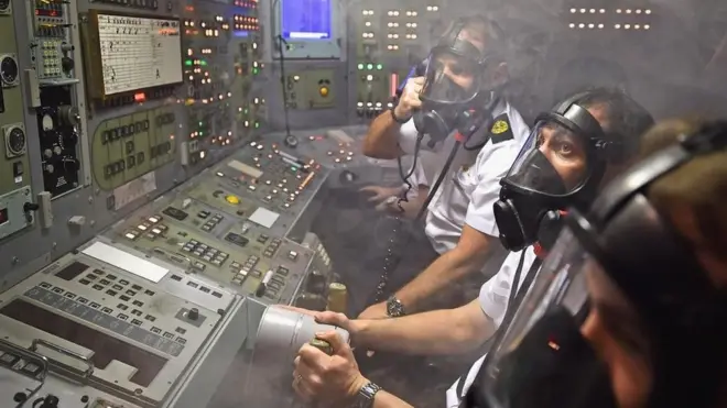 طاقم العمل داخل غرفة متابعة لعمليات الطوارئ