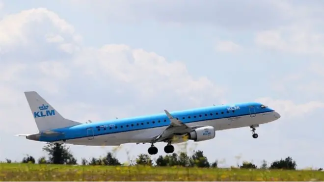 Potongan dari sayap pesawat itu jatuh menimpa mobil dalam penerbangan maskapai KLM ke Amsterdam.