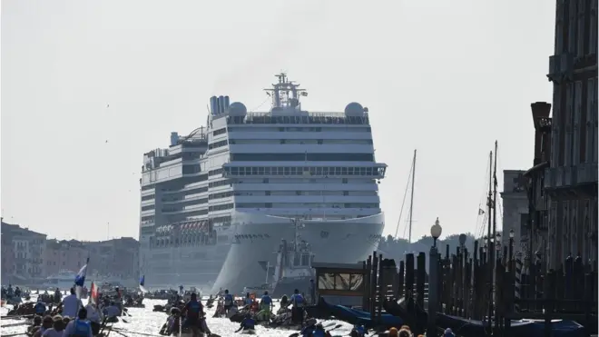Cruise gemilerinin Venedik'e zarar verdiğini savunanlar, turizme kısıtlama getirilmesini talep ediyor