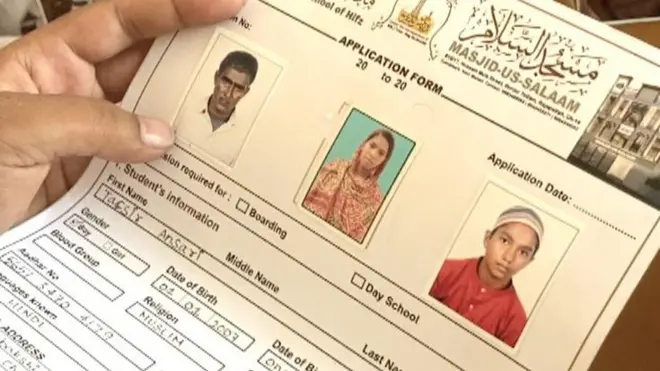 বালাসোর জেলা হাসপাতালের দেওয়ালে নিহতদের ছবি লাগানো ছিল আরো অনেকের ছবির সাথে 