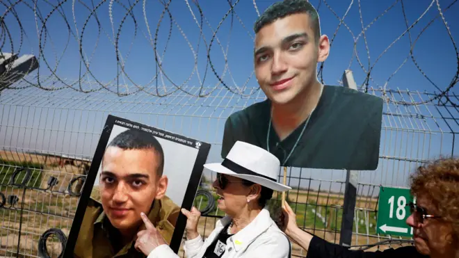 فاردا بن باروخ، جدة الرهينة عيدان ألكسندر، تشير إلى صورة عيدان، في كيبوتس نير عوز، في جنوب إسرائيل، 20 أبريل/نيسان 2025
