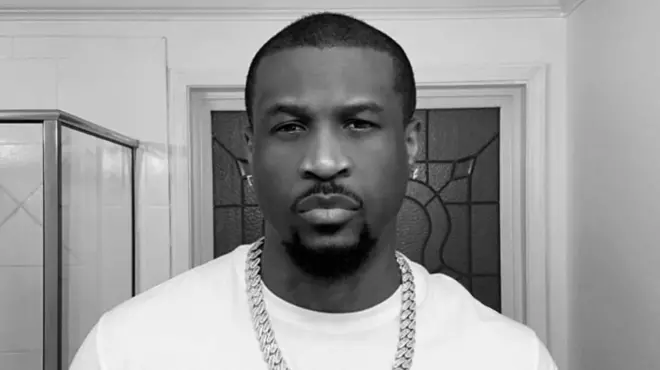 Peter Okoye wọ aṣọ funfun pẹlu ẹgba lọrun