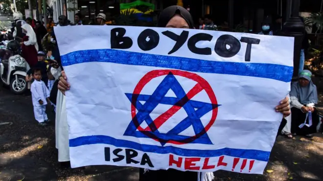 poster boikot Israel di demonstrasi Bandung